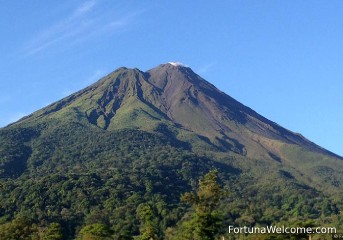 Visit Arenal Volcano and see its breathtaking landscapes