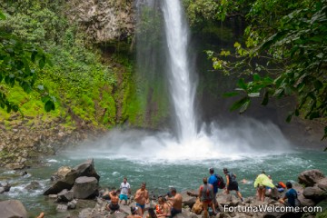Admira la impresionante cascada y relájate después de la caminata