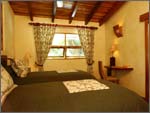 Un Dormitorio con Vista al Jardín