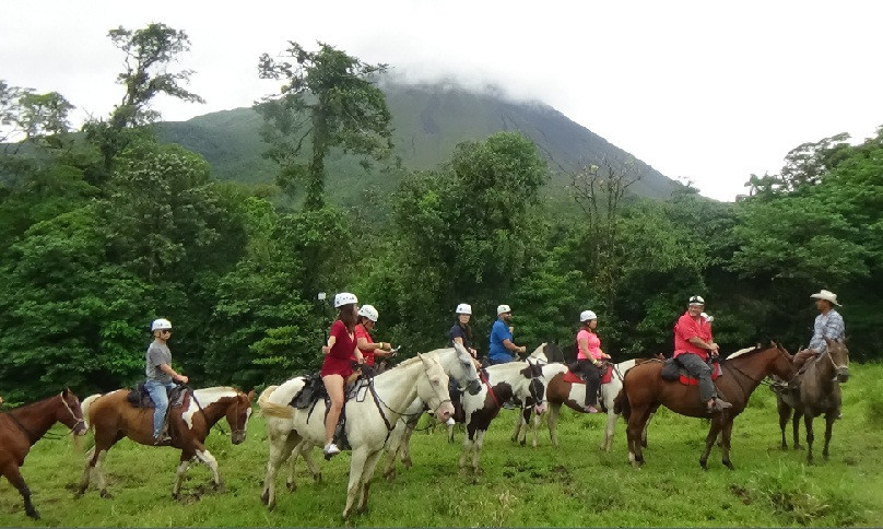 Tubing y Cabalgata al Volcán Arenal